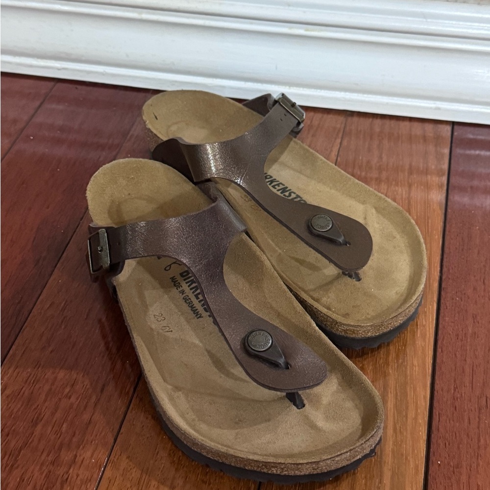 LIKE NEW- BIRKENSTOCK- GIZEH 39- Bronze Metalic Brown Thong Sandals with Buckle